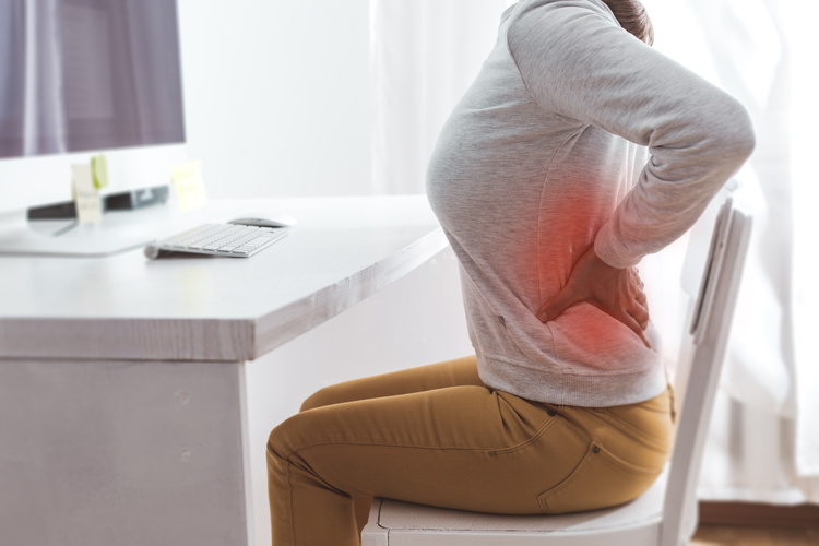 腰椎分離すべり症の症状「腰椎を後ろにそらせた時の強い痛み」